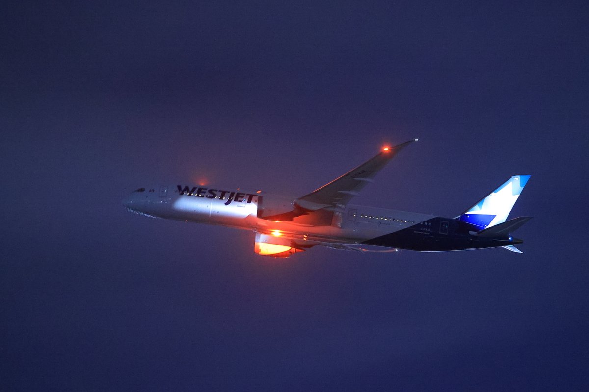 Hagetaka_1's tweet photo. 本日就航のWESTJET
↘BからAへ ↗16から34へ
と振り回され、民族大移動が発生。
次便からは、夏スケになるので夜撮は暫くお預けでしょうか���
#成田空港 #NRT #RJAA #WS80 #WS81 C-FAJA https://t.co/OxGxNb94VR