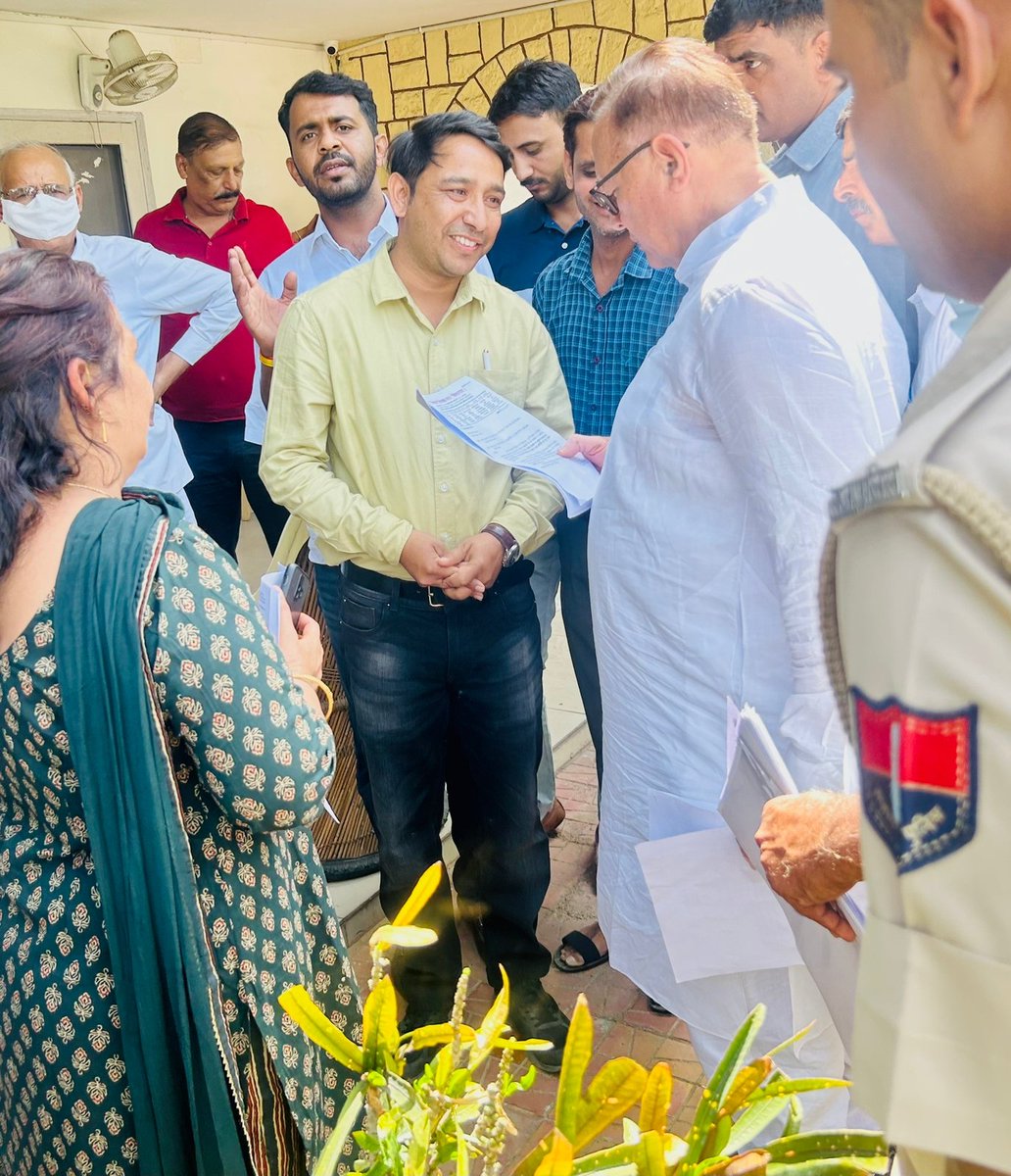 RonakGu90163836's tweet photo. माननीय 
शिक्षामंत्रीजी
@DrBDKallaINC
पीसीसी चीफ 
@GovindDotasra
राज्य सरकार के नियमानुसार अर्जित योग्यता एवं वरिष्ठता अनुसार पदोन्नति  की जायज मांग कर रहे वरिष्ठ अध्यापकों को नियमानुसार राहत प्रदान कर पदोन्नति देने के आदेश कराएं ।यह कोई अनैतिक मांग नहीं है जिसमे इतना विलंब क्यों? https://t.co/qYWoqYsr31