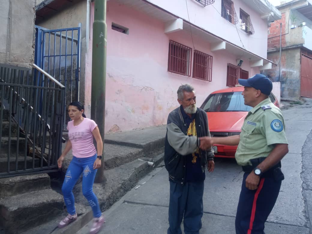 PolisucreOficia's tweet photo. Por instrucciones de nuestro Alcalde @JoseVRangelA. El ciudadano José Rafael Reyes (67A) víctima de agresión por parte de un sujeto (en fuga) se encuentra bajo nuestro cuidado y protección. Invitamos a la ciudadanía a denunciar el paradero de este agresor. https://t.co/dUuE3aQ6JJ