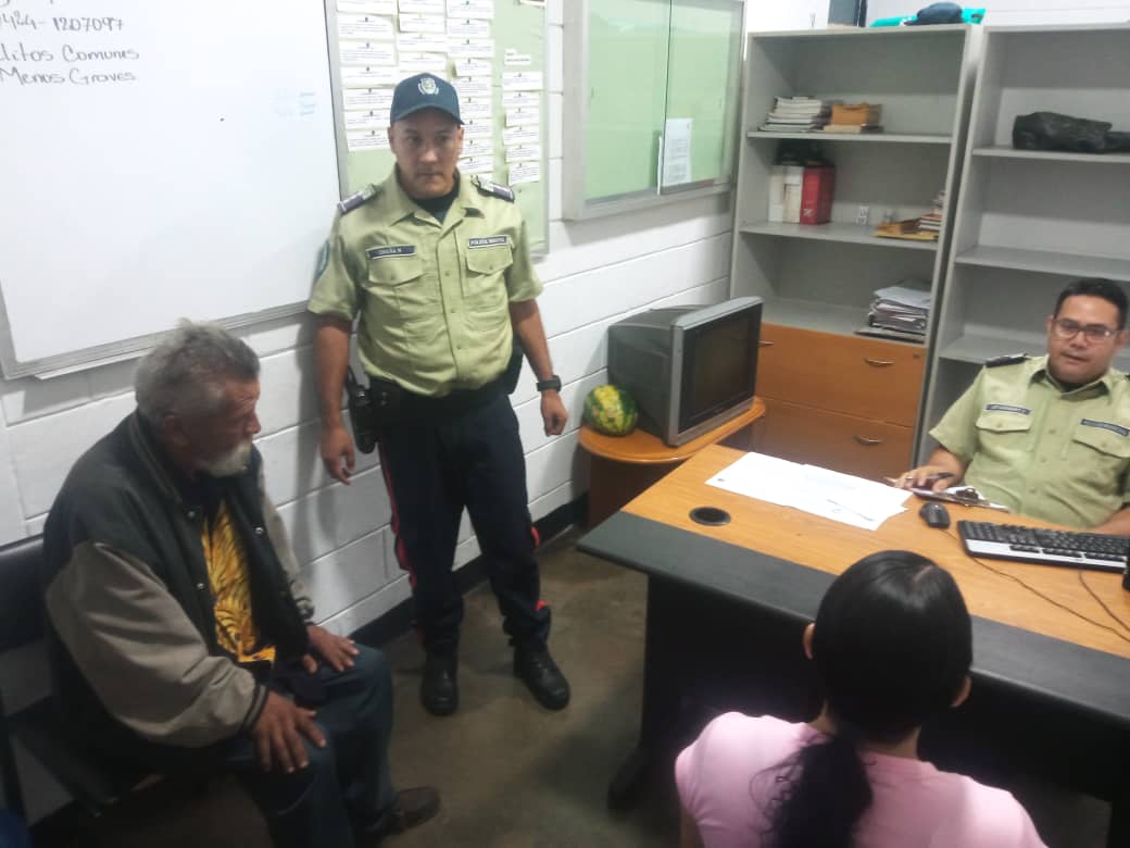 PolisucreOficia's tweet photo. Por instrucciones de nuestro Alcalde @JoseVRangelA. El ciudadano José Rafael Reyes (67A) víctima de agresión por parte de un sujeto (en fuga) se encuentra bajo nuestro cuidado y protección. Invitamos a la ciudadanía a denunciar el paradero de este agresor. https://t.co/dUuE3aQ6JJ