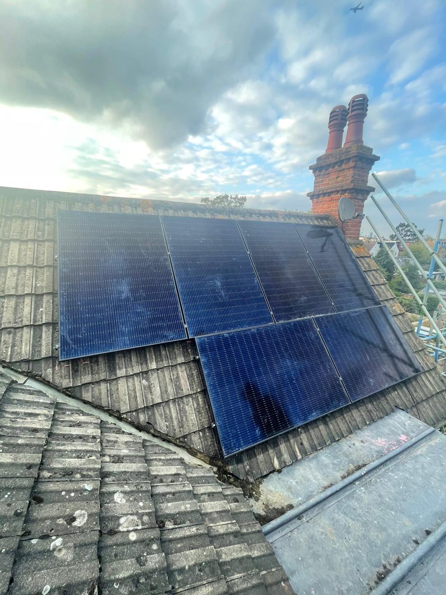 A_Class_P_And_E's tweet photo. Here’s another fantastic solarPV we have just fitted in #SW12 #London
We installed a 3.68kw inverter and 10kw of batterys on the this property.
#solar #solarPV #solarenergy #solarPVinstaller #Greenenergy #solaredge #solarstorage #solarpanels #greensolar
#SolarExperts https://t.co/v5sEHwRJE6
