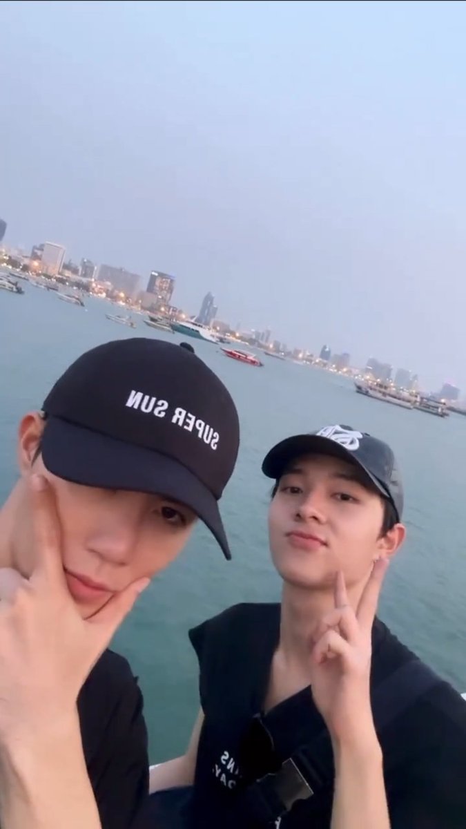 AfternoonZeeNew's tweet photo. ไปทะเลกับทะเล ดีอย่างนี้นี่เอง 😊💖

@zee_pruk @CwrNew 
꒰ #ZeeNuNew #ซนซน ꒱ https://t.co/yrbDNQVxVF