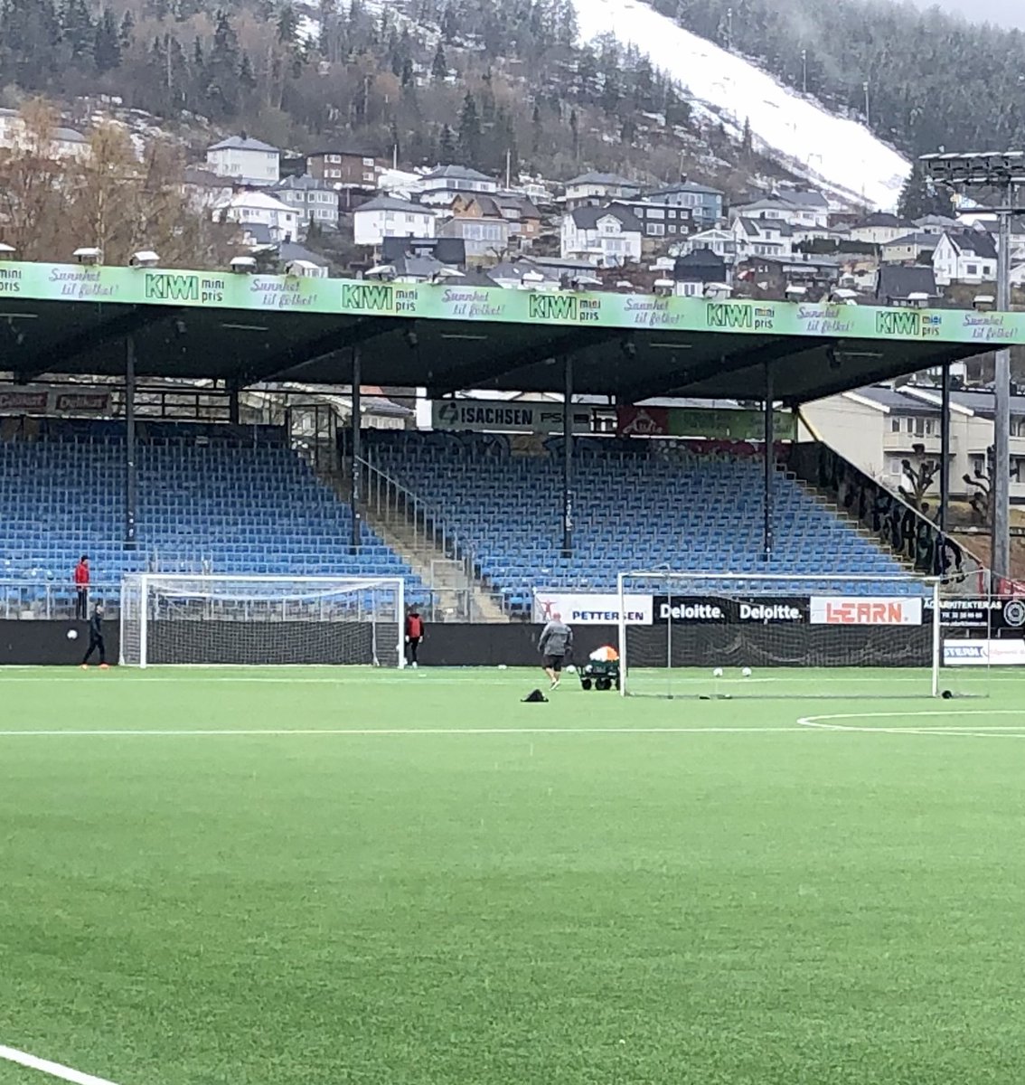 LVetters's tweet image. Dagens Godset-trening er over, med terping på avslutninger til slutt. Vi har en 100% dedikert trener som ofrer alt for klubben - hver dag! Som svar på kommentar ‘👍trening etter kamp’ sa @Icenose79 . Ja, vi er arbeidere. Vi må arbeide hardere! #1mai #godset #tilelvatørkerinn