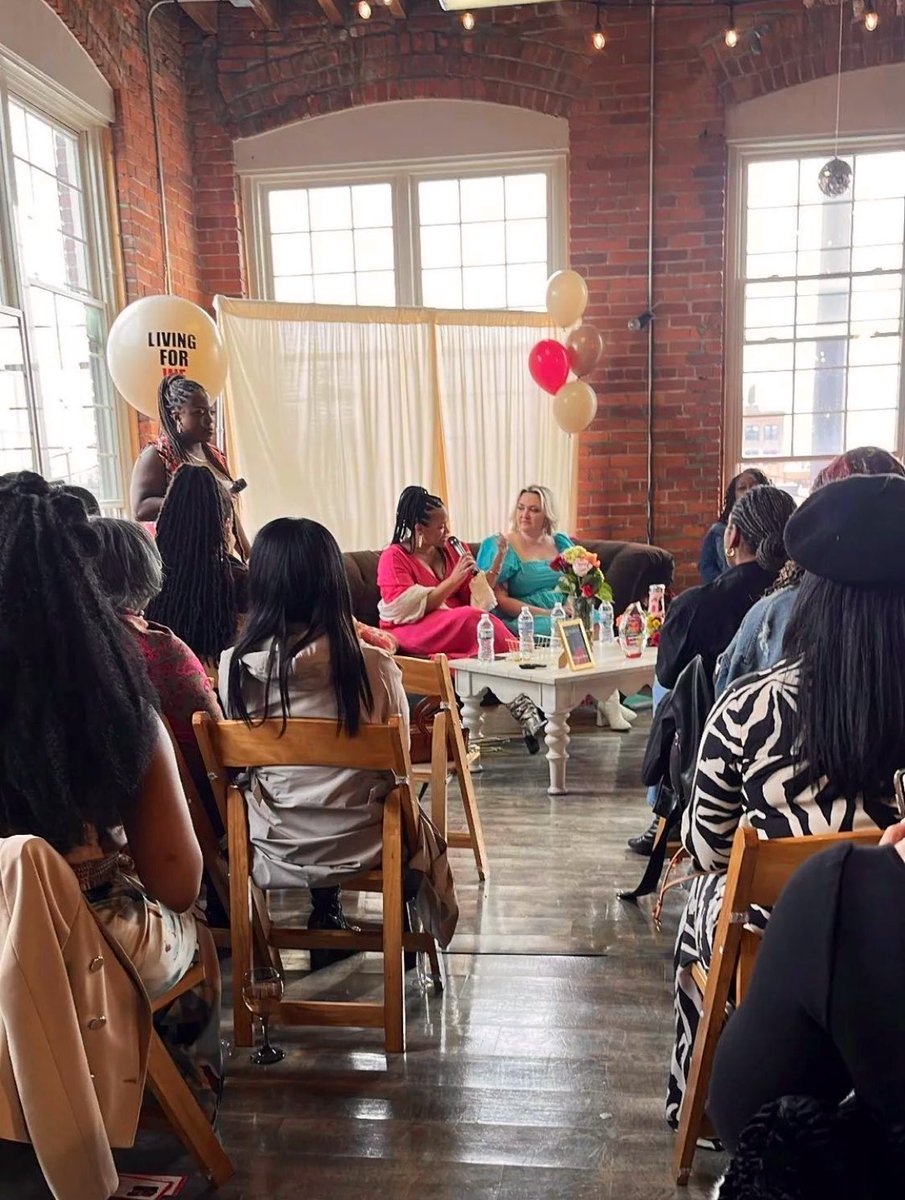 got the true ✨VIP seat✨ basking in @HeyFranHey’s magic this weekend at @WorkEnlightened’s event for #LivingForWe!!! Absolutely the highlight of my podcastress career so far 😭