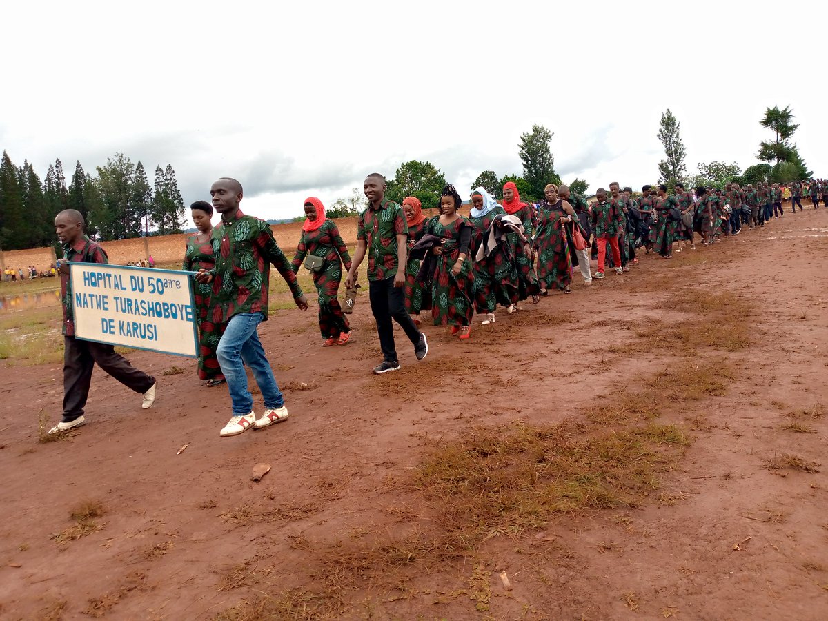Umusimukuru mpuzamakungu wahariwe #Abakozi n'#Akazi wahimbajwe #Karusi muma commune yose. Kumurwamukuru i karusi, naho hari haguye imvura nyishi ibirori vyaranzwe na defire ndende yabakozi berekana ivyo bakora nakamwemwe keshi ibirori vyari vyatewe iteka na musitanteri wa #Buhiga