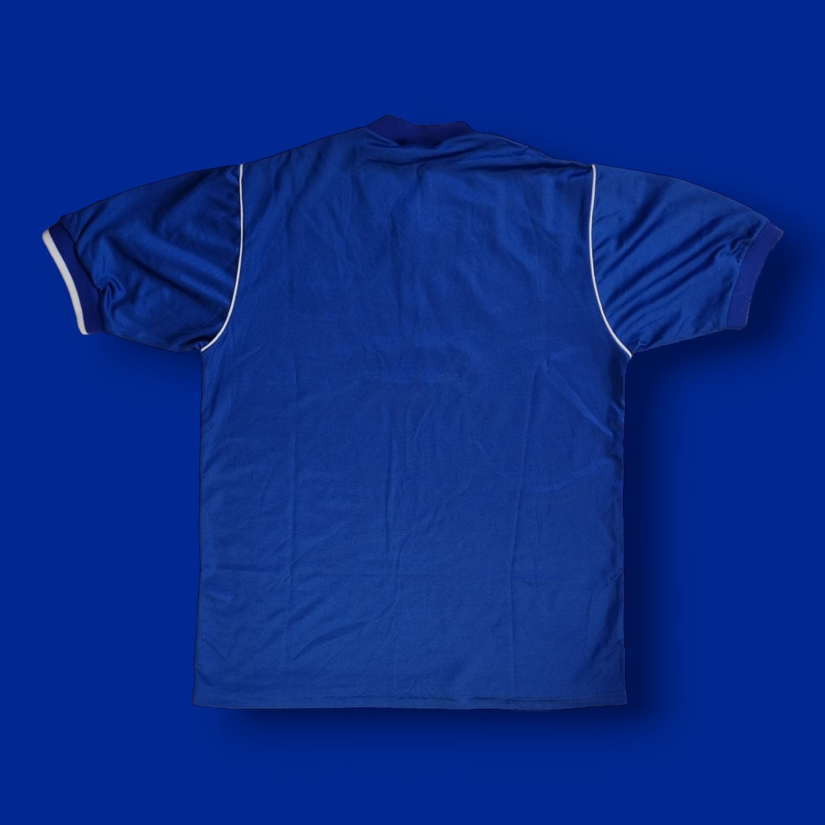 1986/88 Everton Home Football Shirt (S) Umbro.

As worn when the Toffees won the first division title in 1987.  Better days.

footballfinery.co.uk/products/1986-…

 #toffees #footballshirts #everton #firstdivision #footballshirt