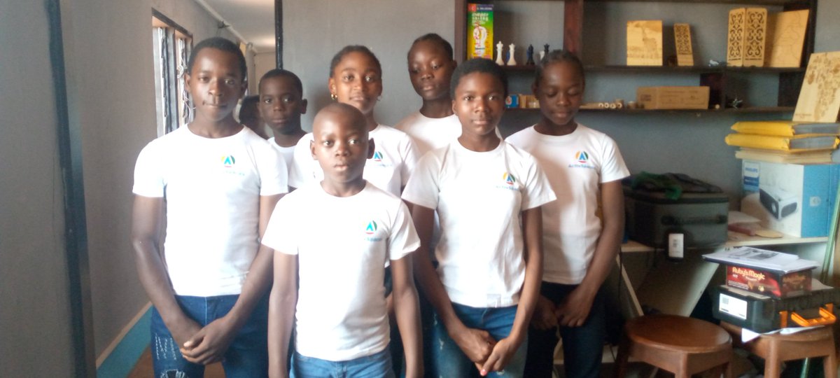 BesmerDumo's tweet photo. Bonjour ma team 👊🏽👊🏽👊🏽
Bon mois. Bonne fête du travail à tous.🇨🇲💪
#1Mai2023 #ArtisanatNumérique #MarkeSpaces 
#Bangangte 
#Cameroun https://t.co/kuUj89oIc7