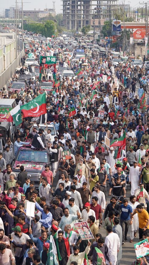 falakjavaidkhan's tweet photo. دیکھو خان نے کیسی شان و شوکت کے ساتھ ہینڈلرز کی بادشاہت اور PDM کی سیاست کا جنازہ نکالا ہے۔۔۔!!! https://t.co/XhZChaCd4k