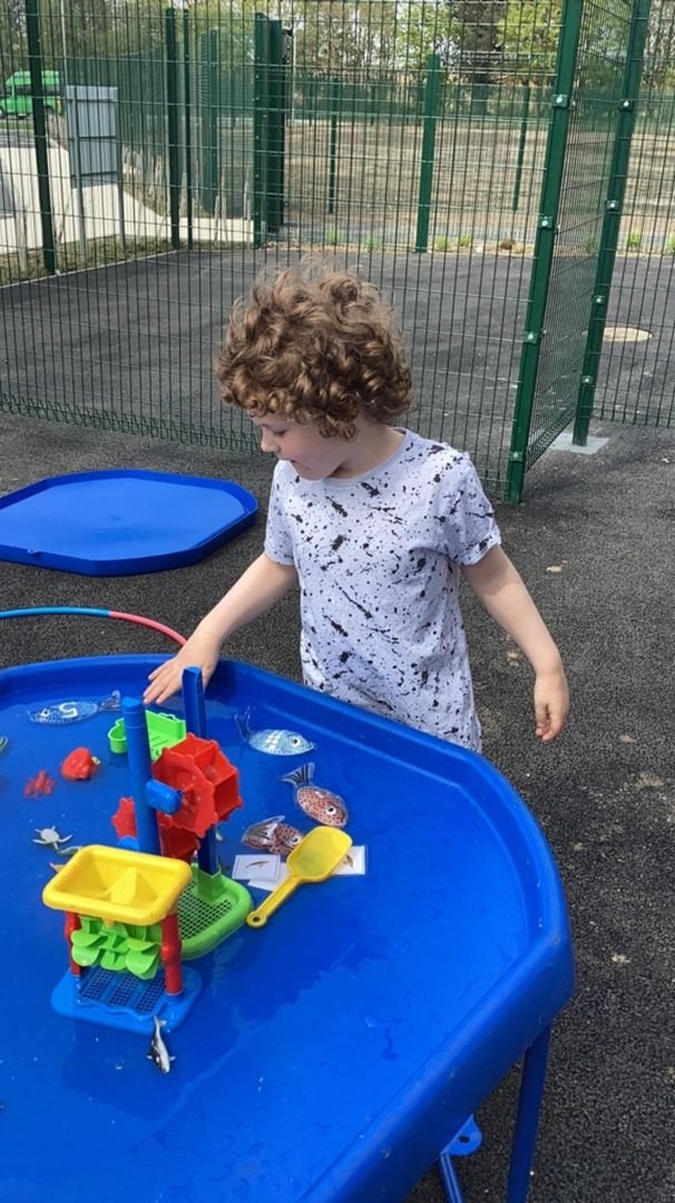 BridgeEaston's tweet photo. Pear Class have been learning about under the sea creatures whilst enjoying some water play! https://t.co/XsCWiolr6M