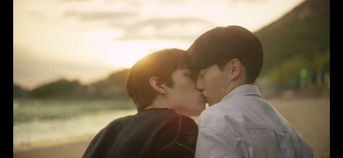 BlHoney23's tweet image. #TheEighthSense and #Blueming parallels

-A thread

1.First Kiss by the beach