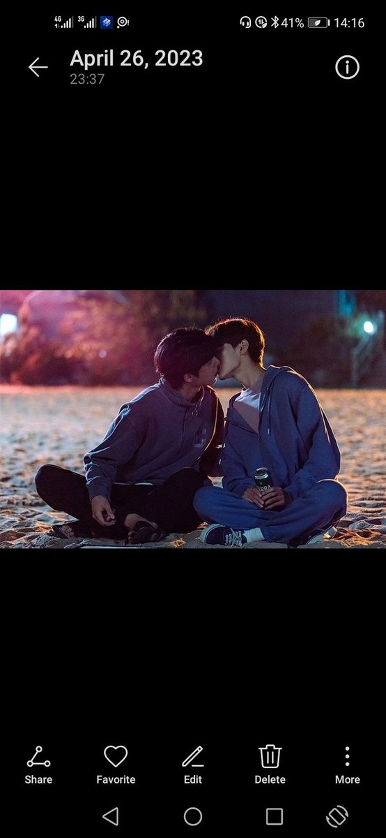 BlHoney23's tweet image. #TheEighthSense and #Blueming parallels

-A thread

1.First Kiss by the beach