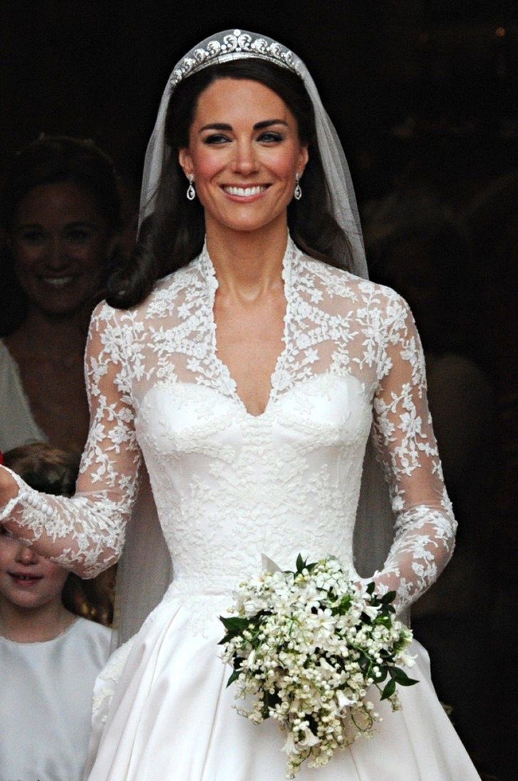 dress_holic's tweet photo. ヨーロッパで幸福をもたらす花とされ、花嫁さんに贈られるスズラン

王室の結婚式でもブーケにスズランが…💐

①モナコ公妃、グレースケリー
②英国王室、ユージェニー王女
③英国王室、キャサリン妃
④オランダ王室、マキシマ王妃

#スズランの日 
#すずらんの日 https://t.co/RWQVLhKr8D