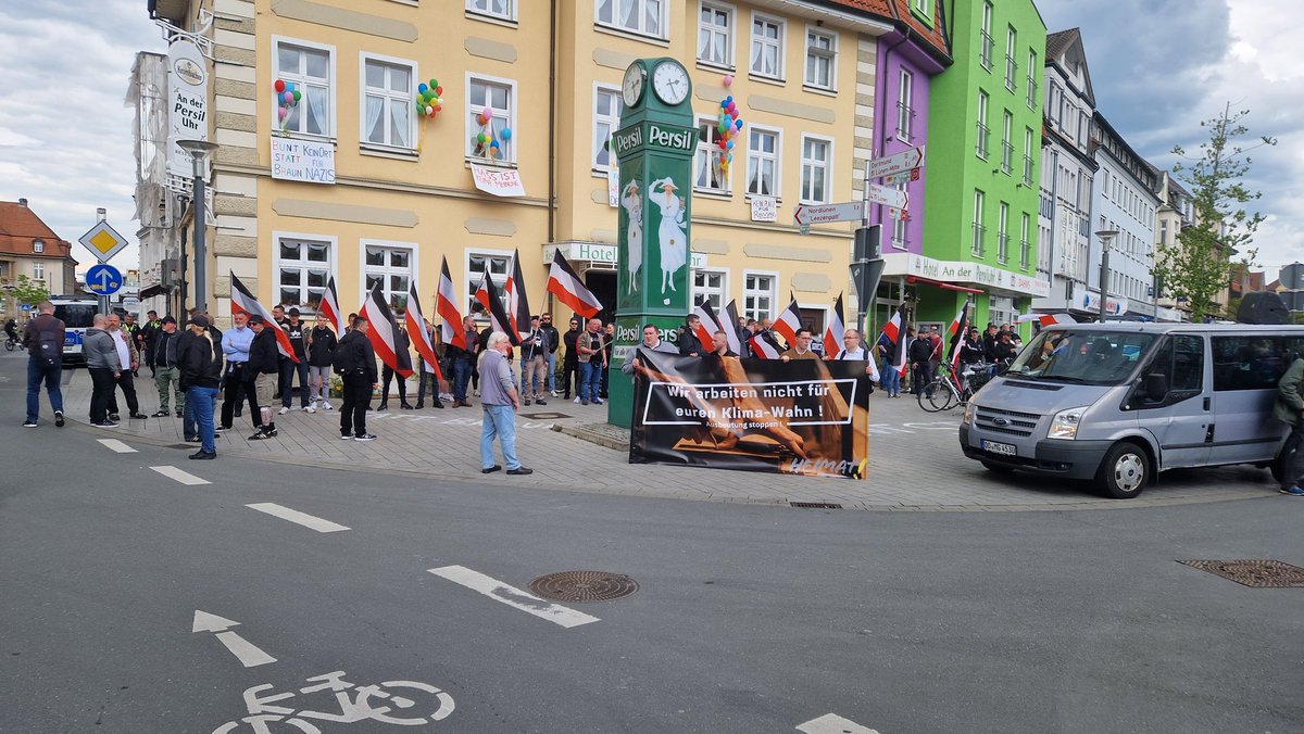 Pixel_Matsch's tweet photo. 1429 In #Lünen scheint die Technik zu laufen, es wurde Aufstellung genommen. Sven Skoda ist am Mikro und verliest die Auflagen. #do0105 #lün0105 #re0105 https://t.co/iLX9dQCSLs