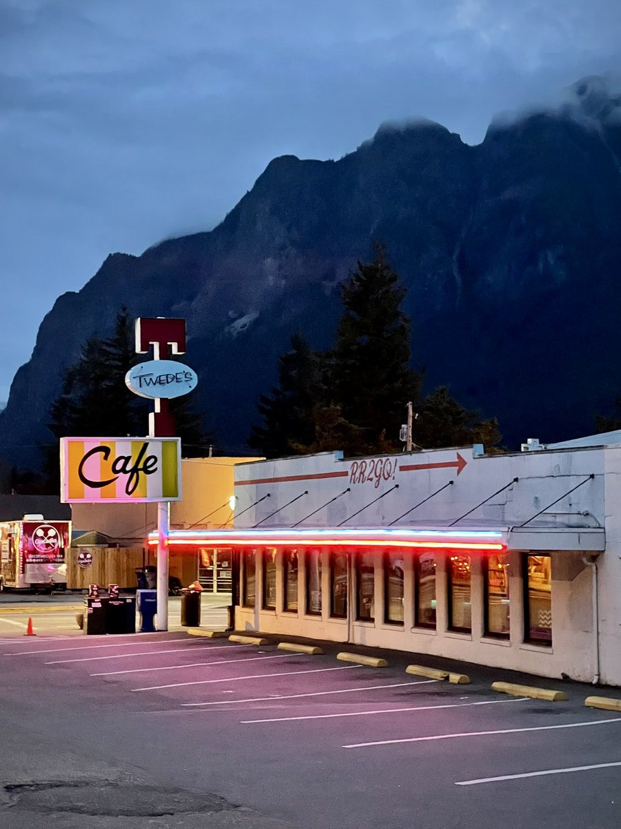PineyRealm's tweet photo. Here in Twin Peaks, very still right now. 

47 degrees Fahrenheit, around 8 Celsius.

Everyone, stay safe and have a great day/night! https://t.co/qChUWSSjHb