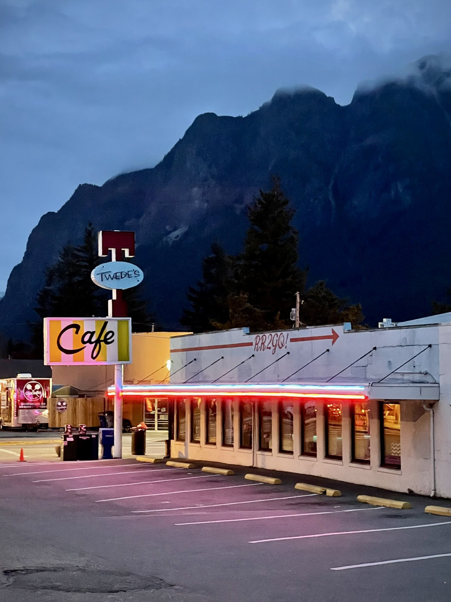 piney-realm-on-twitter-here-in-twin-peaks-very-still-right-now-47