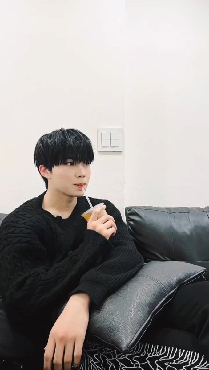 In the mood to look cozy and fluffy, even as I don the blackest shades while I slip into a pair of sweaters. I’m all prepared to meet you at Oze Live tonight, don’t forget to set your alarm for 10:30 PM so you won’t miss our first live meeting. My heart is beating fast already!
