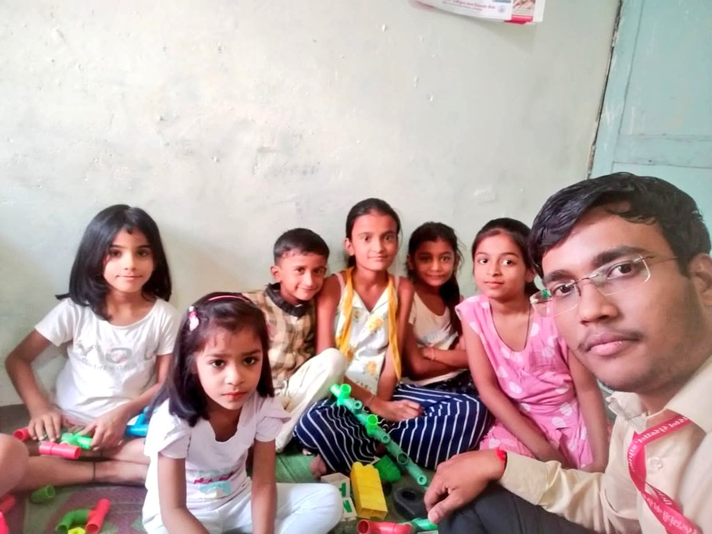 प्रत्येक जन सेवा मित्र को 6 से 7 ग्राम पंचायतों में कार्य करना होता है। मुख्यमंत्री जन सेवा मित्रों के द्वारा ग्रामीण स्तर पर चलाई जाने वाली शासन की विभिन्न योजनाओं के बारे में आम जनता को जागरूक किया जाता है जिससे की पात्र व्यक्ति इन योजनाओं का लाभ ले सकें।

#JansamparkMP