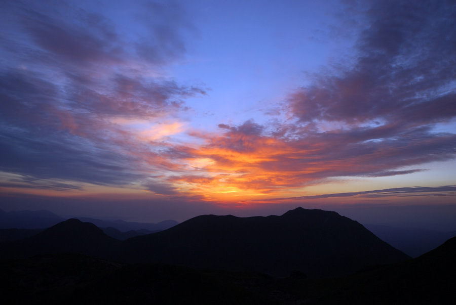 asc_552131's tweet photo. 九重登山での画像をランダムにＵＰします。

☆大船山と朝焼け☆
　
#九重連山　#朝駆け　#大船山　#朝焼け https://t.co/E5N2Yu9PM5