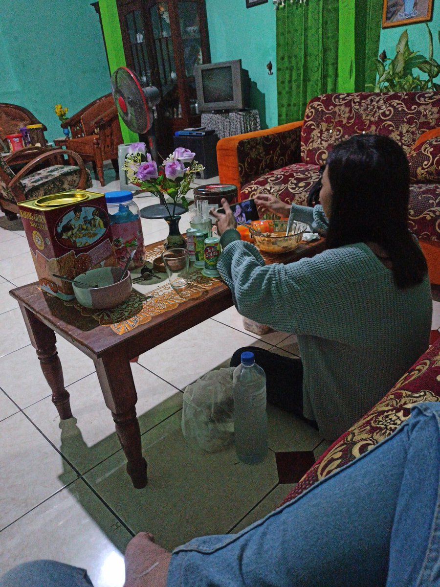 ploncys's tweet photo. Nonton video mukbang sambil mukbang😅😅 https://t.co/RNfzxesk2r
