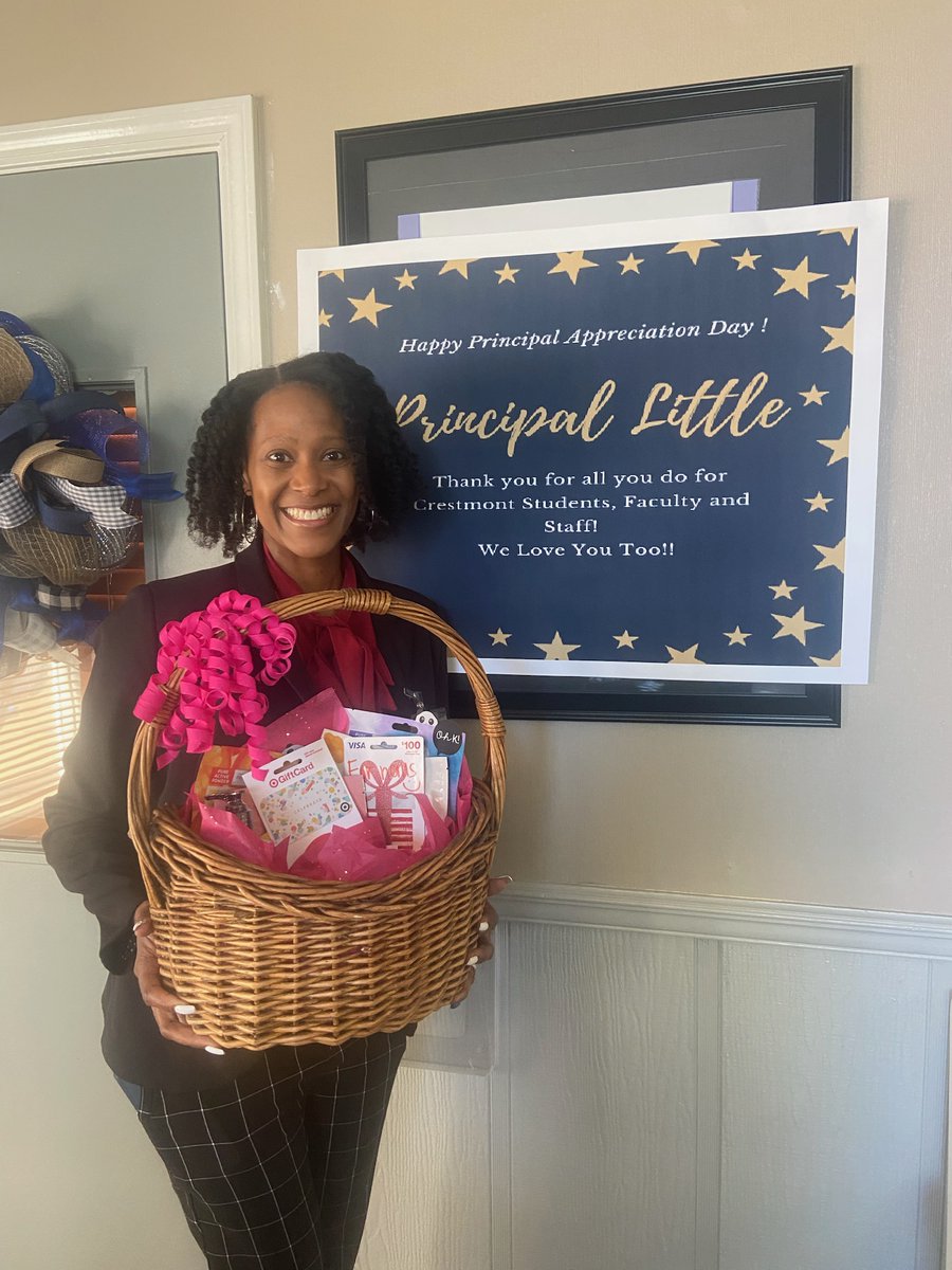 Fay__Little's tweet photo. I love working with an awesome faculty and staff. 💙💙💙 @CrestmontTeam  #PrincipalsDay #OneTeamOneDreamOneMission https://t.co/v66cxcCTit
