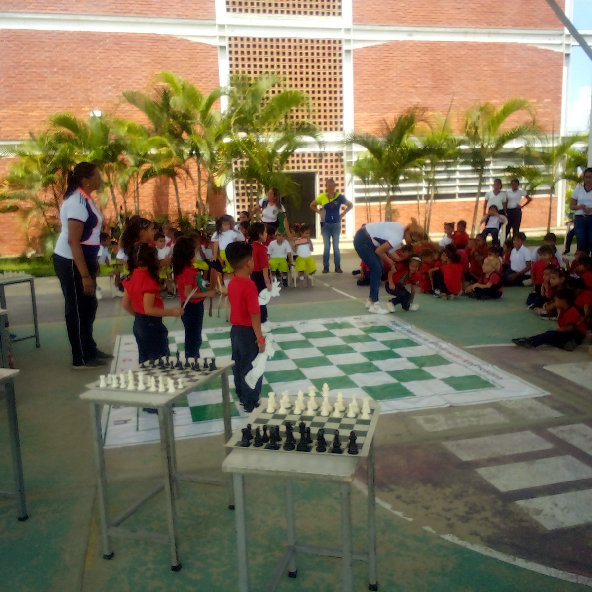 esimonb3's tweet photo. Cumpliendo con la realización de las Piezas del Ajedrez en la Escuela Simón Bolívar... Con la participación de los estudiantes de Educación Preescolar, un trabajo en conjunto con las docentes. https://t.co/tp9tlZZ64b