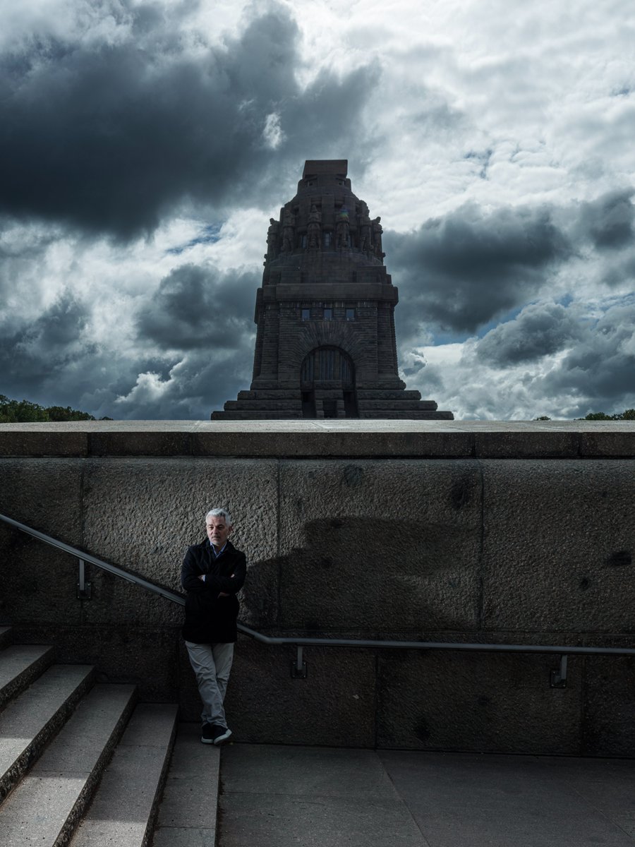 DJVSachsen's tweet photo. Das ist das beste #Portraitfoto 2022 aus #Sachsen. Beim Wettbewerb #blickpunkt wurden die besten #Pressefotos des vergangenen Jahres prämiert. Der Fotograf Christoph Busse portraitierte den Armee-Experten @CarloMasala1 vor dem Leipziger Völkerschlachtdenkmal, für den @falter_at. https://t.co/exCQLEPwox