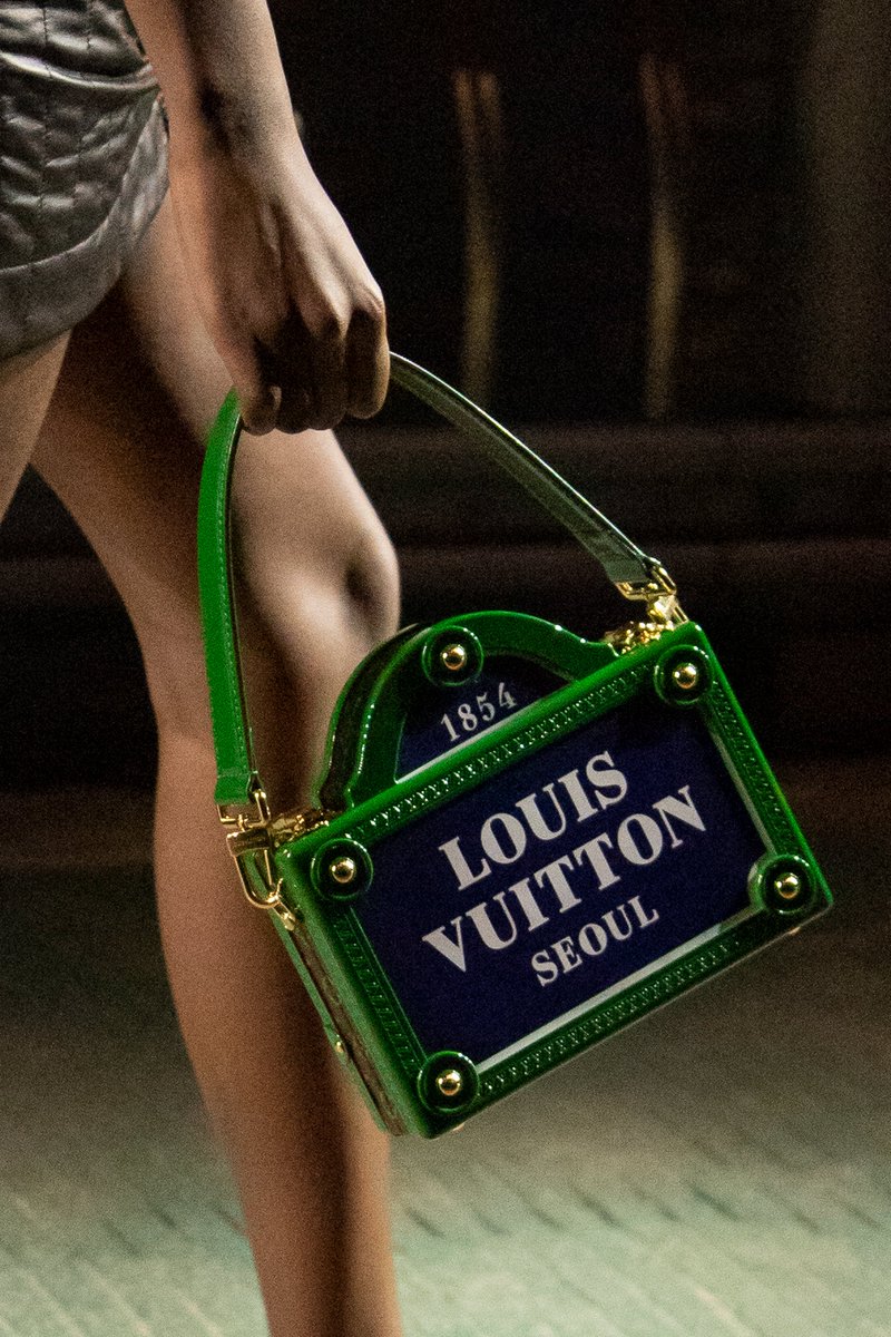 SorbetMag's tweet image. Creative director Nicolas Ghesquiere transcended style codes, vintage aesthetics and timeless silhouettes for @LouisVuitton Womens #PreFall2023...