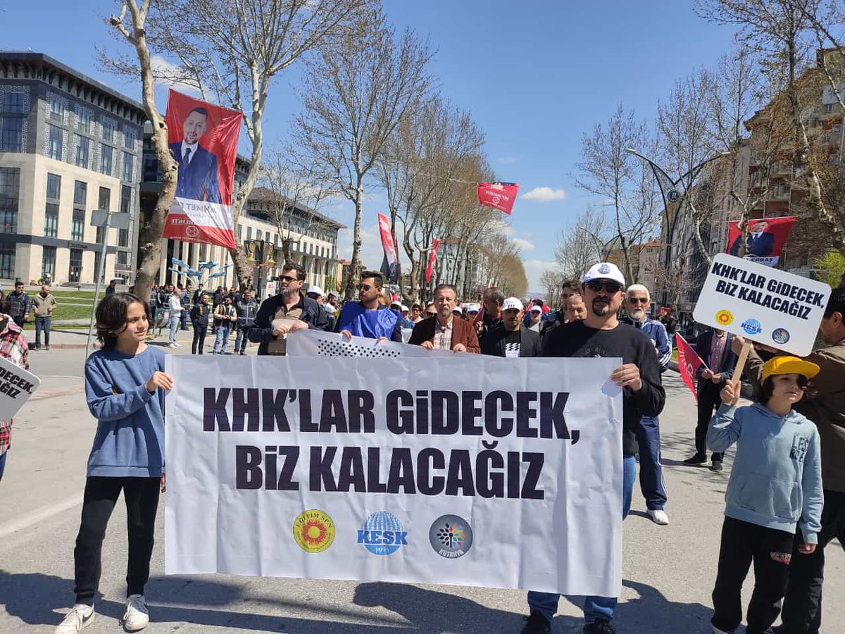 khktelevizyonu's tweet photo. KHK'larla işleri gasp edilmiş
kamu ve özel sektör çalışanı
emekçi arkadaşlarımız ile
özgürlük, barış ve adalet içinde
hakça yaşamak isteyen 
tüm emekçilerin #1MayısİşçiBayramıKutluOlsun https://t.co/Gd88ZHJE7v