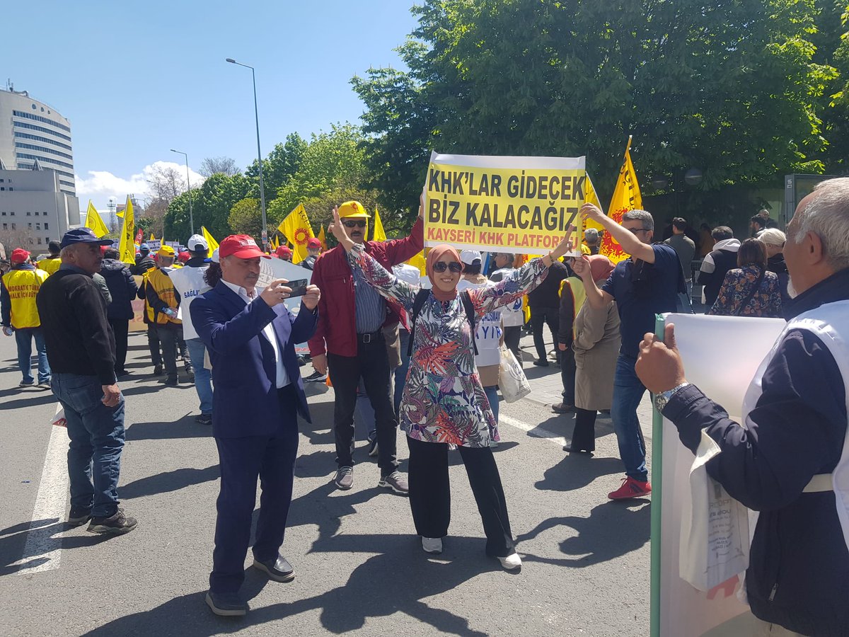 khktelevizyonu's tweet photo. KHK'larla işleri gasp edilmiş
kamu ve özel sektör çalışanı
emekçi arkadaşlarımız ile
özgürlük, barış ve adalet içinde
hakça yaşamak isteyen 
tüm emekçilerin #1MayısİşçiBayramıKutluOlsun https://t.co/Gd88ZHJE7v