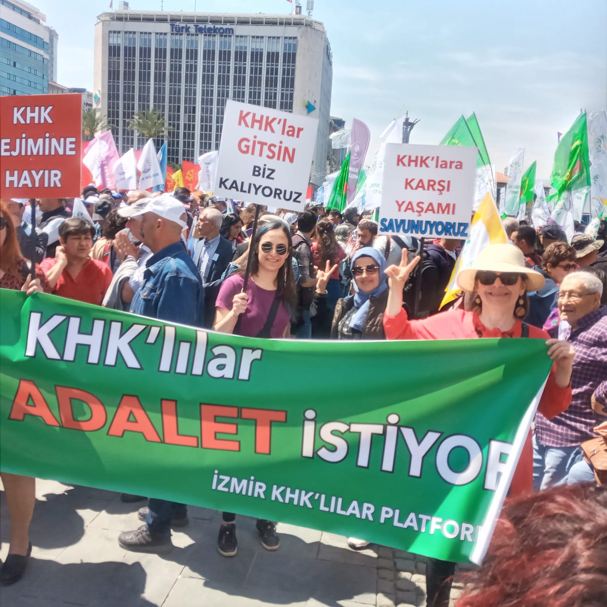 khktelevizyonu's tweet photo. KHK'larla işleri gasp edilmiş
kamu ve özel sektör çalışanı
emekçi arkadaşlarımız ile
özgürlük, barış ve adalet içinde
hakça yaşamak isteyen 
tüm emekçilerin #1MayısİşçiBayramıKutluOlsun https://t.co/Gd88ZHJE7v