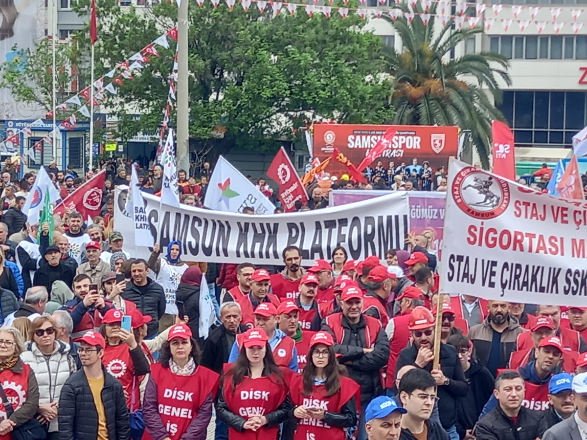 khktelevizyonu's tweet photo. KHK'larla işleri gasp edilmiş
kamu ve özel sektör çalışanı
emekçi arkadaşlarımız ile
özgürlük, barış ve adalet içinde
hakça yaşamak isteyen 
tüm emekçilerin #1MayısİşçiBayramıKutluOlsun https://t.co/Gd88ZHJE7v