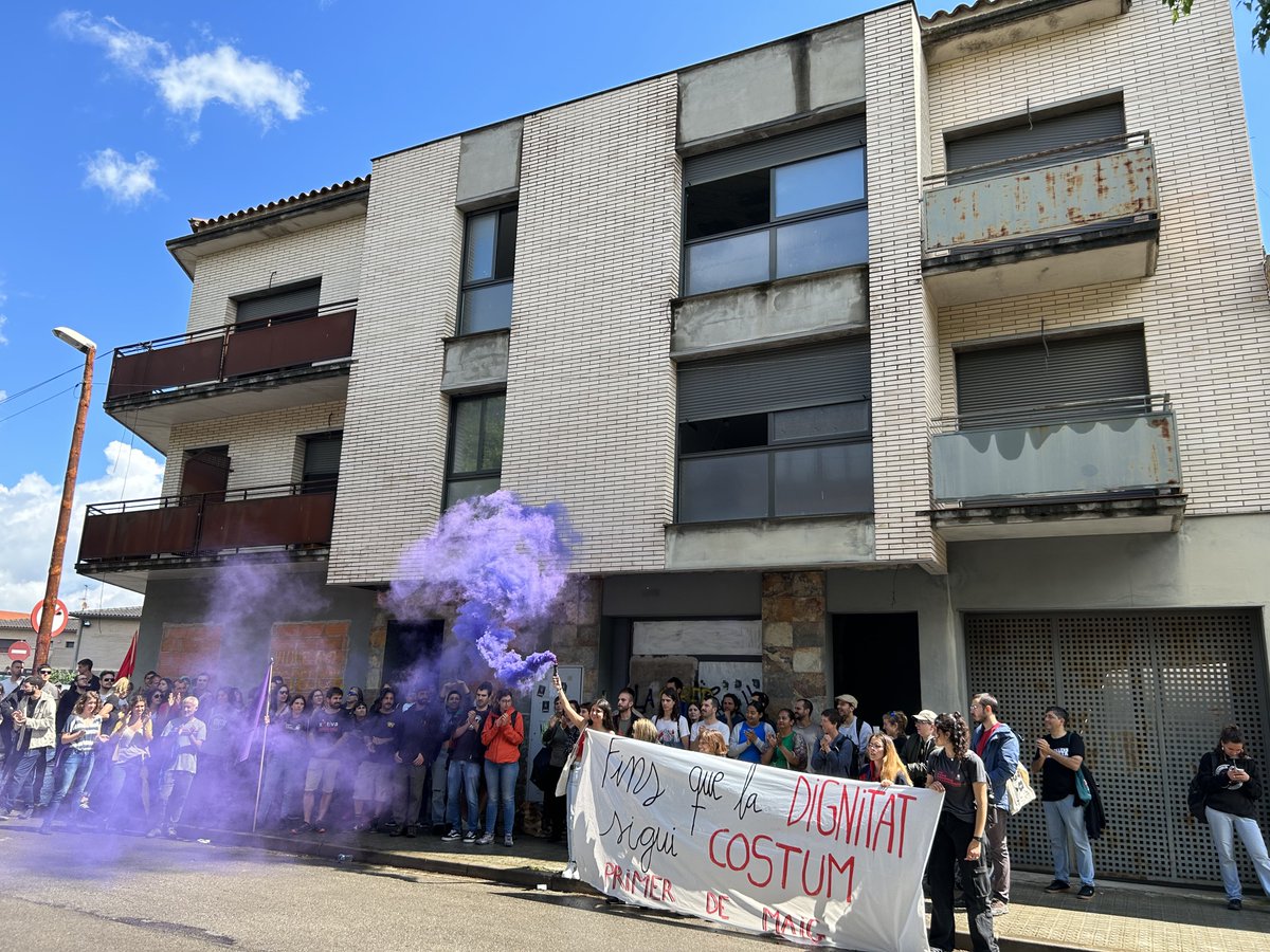 #1deMaig dia de la classe treballadora⚒️

Per les 9 famílies desnonades, pel conjunt de la classe treballadora, continuem organitzades fins que la dignitat sigui costum. ✊🏽✊🏾

Hi tornarem, fins a la victòria👊🏽