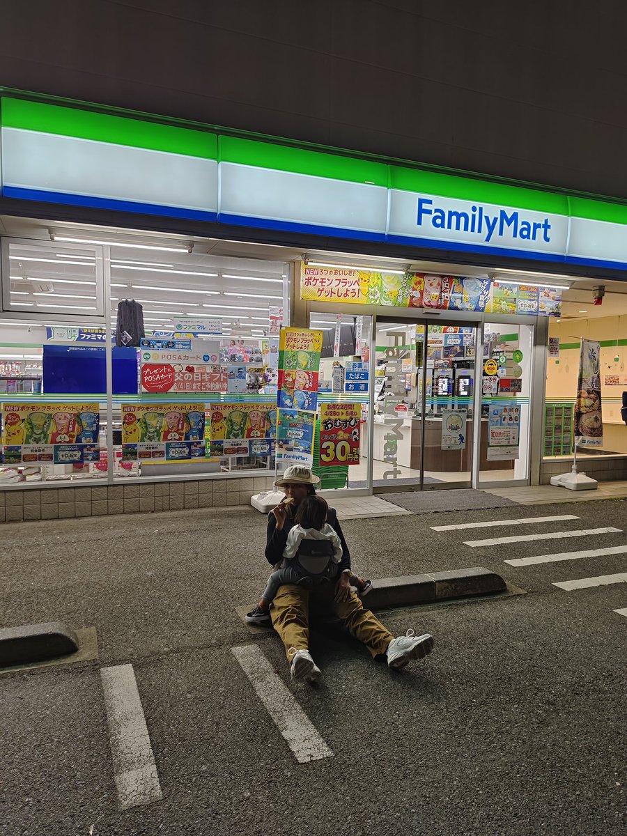Klo malam, kami nongkrongnya di depam Family Mart 😂😂😂. #kyokejepang