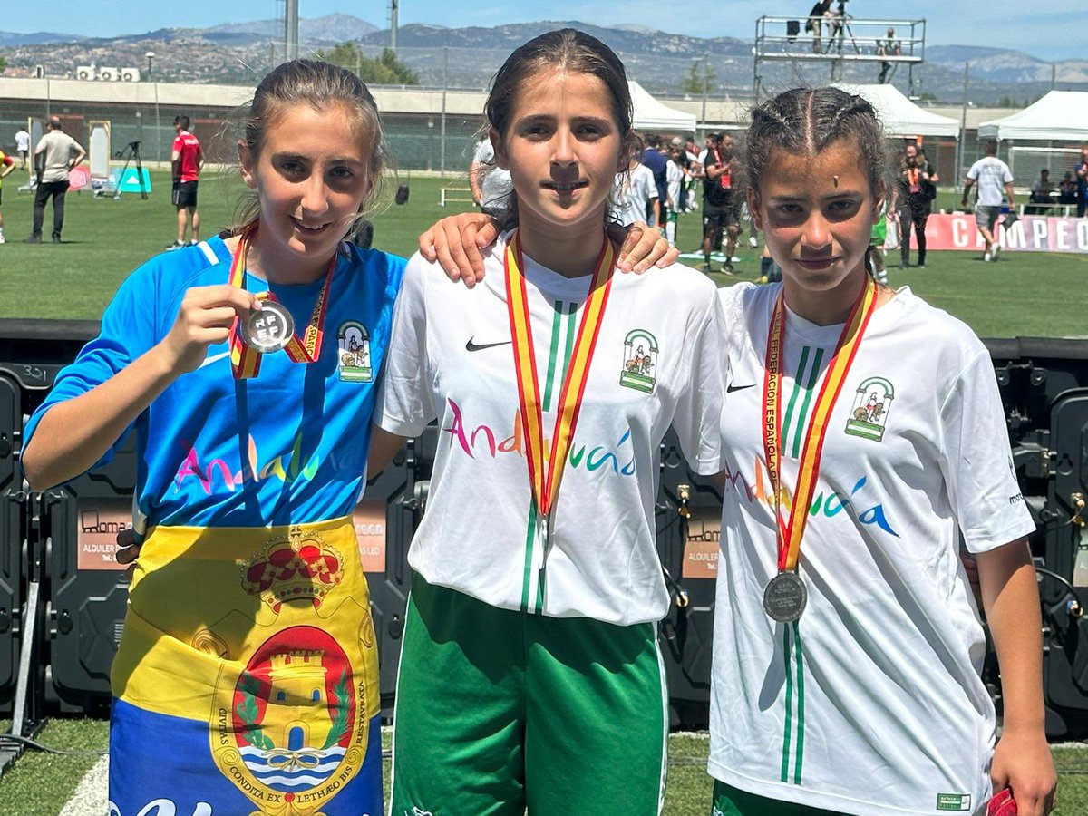 SELECCIONES | Las pequeñas del #SevillaFCFem Alevín Ángela Audén, Triana Pérez y Lucía Núñez se cuelgan la medalla de plata con la <a href="/RFAF/">RFAF</a> sub-12 en el Campeonato de España. 🥈⚪️🔴

¡Gran torneo, chicas! 💪🏻⚽️🔝

#CanteraSevillaFC