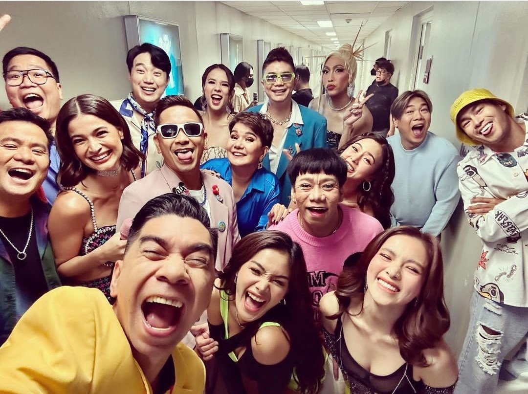 News5PH's tweet image. Narito ang dalawa sa mga celebratory #groufie ng #ItsShowtime hosts para sa kanilang pagbabalik sa 12 noon timeslot. Mapapanood ang #ItsShowtime mula Lunes hanggang Sabado, 12-3 p.m. sa TV5. #News5

📷: Teddy Corpuz, Ogie Alcasid