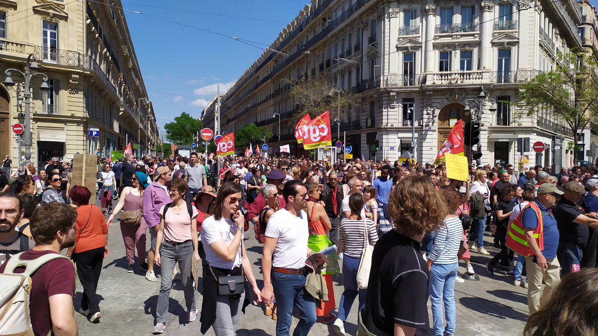 PRCF_'s tweet photo. 130 000 à #Marseille mobilisation historique pour le #1erMai. le @13Prcf
present avec des affiches pour la #Paix et les #salaires. On est des millions #JusquauRetrait du #PlanMacron #ReformeDesRetraites continuons !
Un appel à manifester déjà lancé pour le #6Mai
#manifestation https://t.co/Ly0RMUeKga
