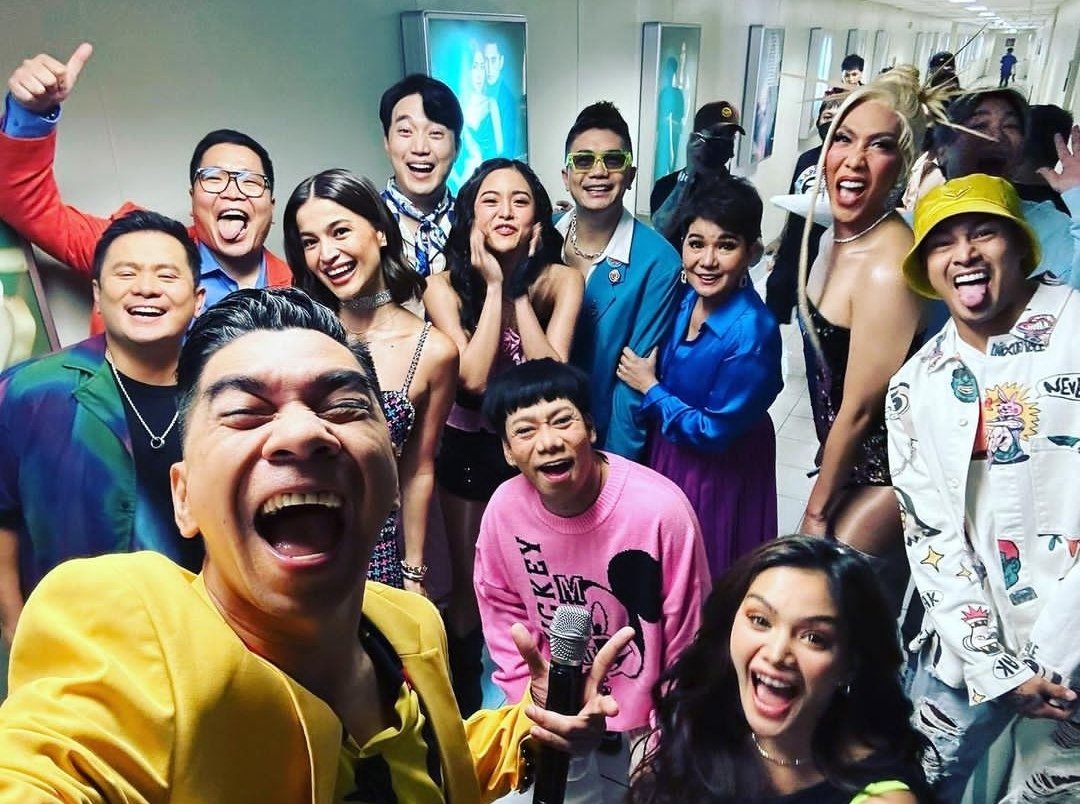 News5PH's tweet image. Narito ang dalawa sa mga celebratory #groufie ng #ItsShowtime hosts para sa kanilang pagbabalik sa 12 noon timeslot. Mapapanood ang #ItsShowtime mula Lunes hanggang Sabado, 12-3 p.m. sa TV5. #News5

📷: Teddy Corpuz, Ogie Alcasid
