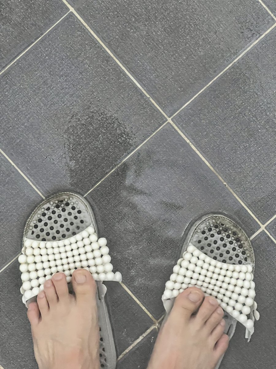 #7 백수는 오늘도..
서울 다녀와서 짐 풀고 샤워를 하다 이제 그만 보내달라는 말에 가슴이 덜컥 내려 앉는다.
어디서 보니 요새는 건식 화장실이 유행이라는데, 그냥 신발만 없애면 건식 화장실인건가..
#백수 #무적 #건식화장실 #작가지망생 #NFTart