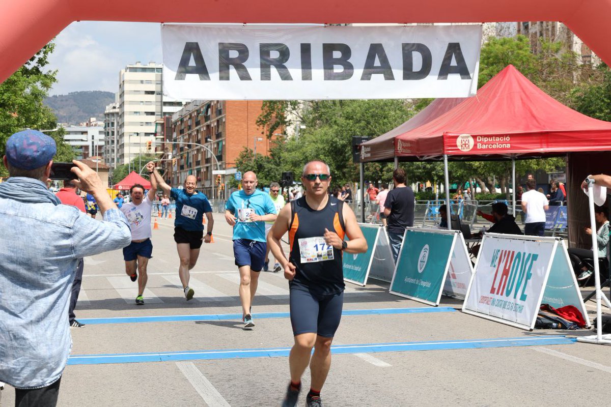 nuriamarinlh's tweet photo. 🫶  Esport i solidaritat es donen la mà per fer costat a @CreuRojaLH i @SJDbarcelona_ca en la gran festa lúdica i esportiva de la #31MillaSantaEulàlia. Persones de totes les edats, especialment els més petits i les famílies, han gaudit d’un ambient molt divertit i participatiu 🥳 https://t.co/kc1V8PfDMD
