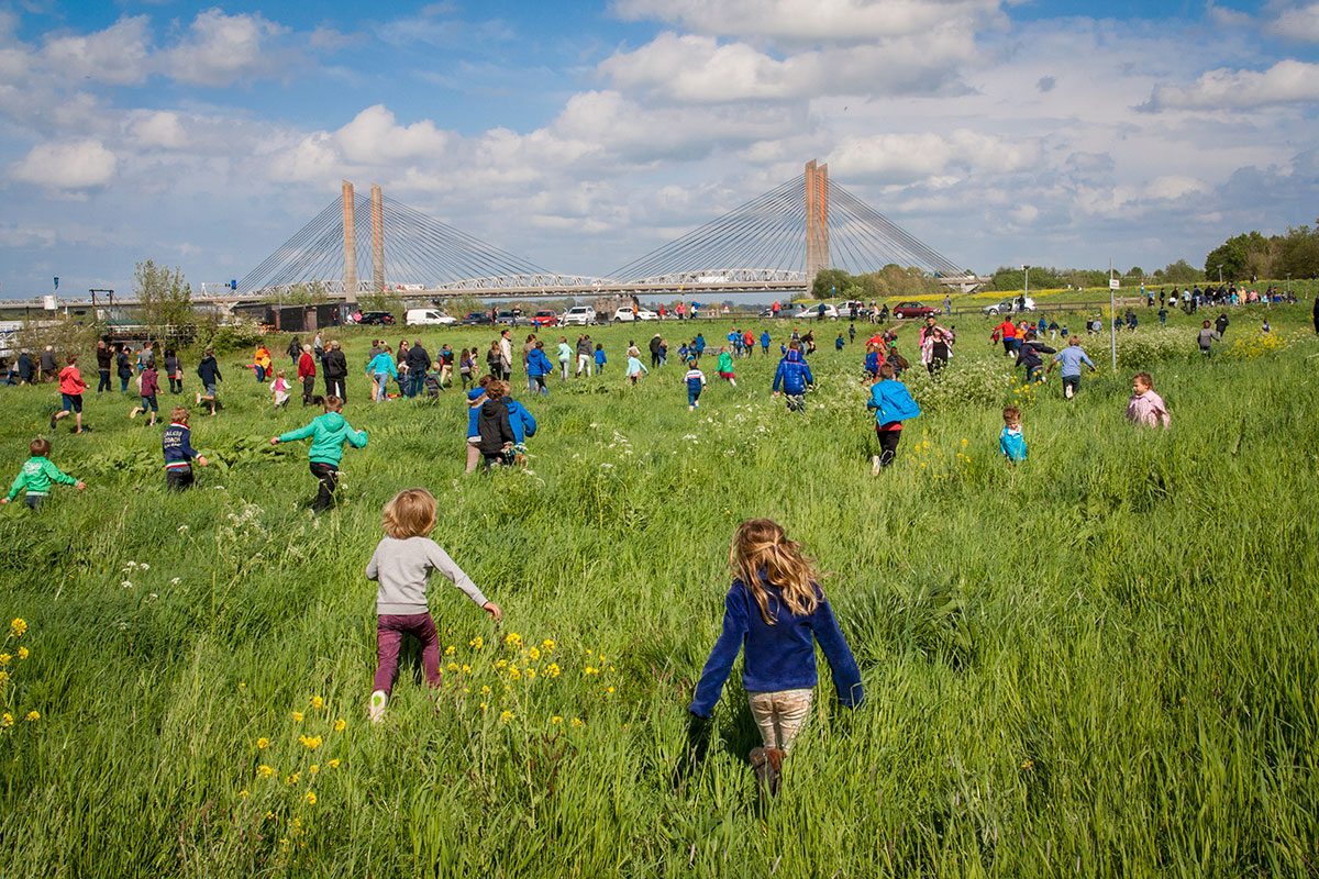 Nog maar 5 dagen en dan is het weer tijd voor Tour de Waal!
Met natuurlijk weer één van de hoogtepunten: de dropping van de speciaal gebakken Waalbroodjes. Kom je ook? Op de website staat waar ze vallen: tourdewaal.nl.

#tourdewaal #bevrijdingsdag #zaltbommel #tiel