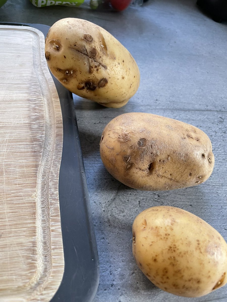liamjoe8's tweet photo. @HelloFreshUK delivered yesterday 
1st box today. Can not wait to some how make wedges with these. Why is the quality so poor ? https://t.co/y2AAWlsyXE