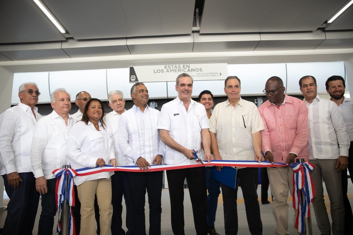 luisabinader's tweet photo. Hoy inauguramos el #TeleféricoAlcarrizos 🚠, un moderno sistema de transporte que impacta a miles de familias del Gran Santo Domingo. Este proyecto es el fiel cumplimiento de mi compromiso con la mejora sustancial de las condiciones de vida de la gente. https://t.co/hi5PqkQB0f