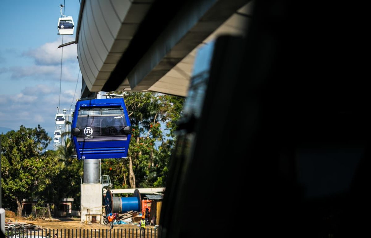 luisabinader's tweet photo. El #TeleféricoAlcarrizos 🚠 es uno de los más modernos del mundo, con capacidad para transportar a 4,500 pasajeros por hora y por trayecto. Reducirá en 45 minutos el tiempo de transporte de los habitantes del municipio, recorriendo una distancia de 4.20 kilómetros en 15 minutos. https://t.co/5gYIdrizGk