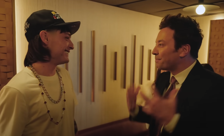 trinodj's tweet photo. En el recap video que sacó @_PesoPluma en su debut en la TV de los Estados Unidos, vemos a @jimmyfallon ir a saludarlo a su camerino. Ahí vemos a un Jimmy que está genuinamente emocionado por la llegada del artista mexicano al programa. Le comenta que ese día tuvieron una de las filas más largas para entrar al estudio del programa, que incluso le daba tres veces la  vuelta a la manzana en donde está el Rockefeller Center en la ciudad de Nueva York. También le comenta que todo el edificio se sentía muy emocionado por su visita, imagino yo por la cantidad de latinos que trabajan hoy en día ahí y han mostrado su enorme apoyo por el movimiento del regional. De verdad que estamos viendo un gran capítulo para la música mexicana.