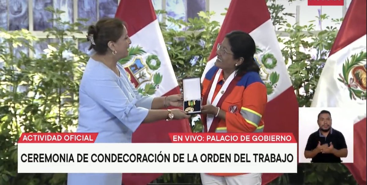 alienbasadoidk's tweet photo. Chabelita desde siempre fue un chiste, pero la izquierda la quiso vender como una gran congresista. Ahora la odian. Nada les sale bien, deberían de aceptar que son tan inútiles como el chotano. https://t.co/6ZcKhpFQty