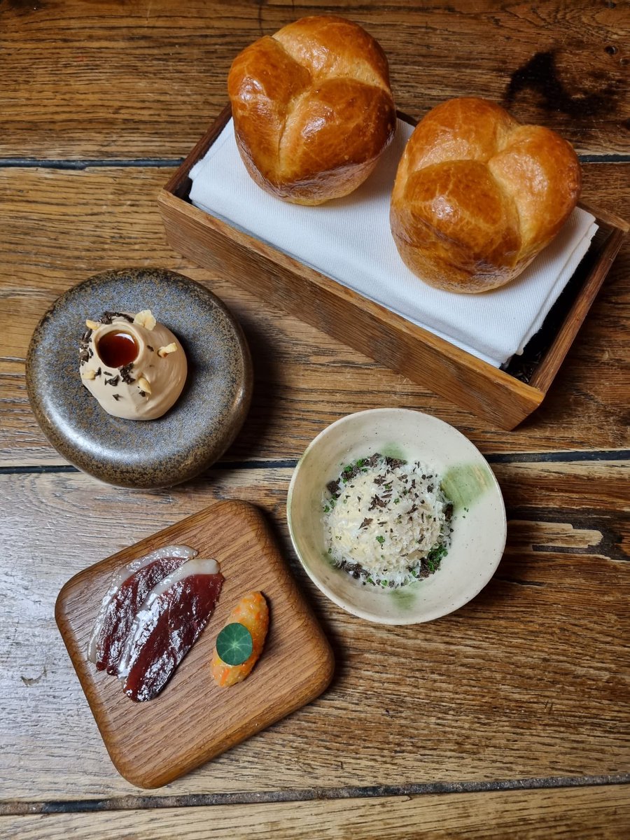Looking for  c d p and junior sous chef for city centre restaurant  (york) . Ideally must have 2-3 rosette experience be willing to learn and work as part of a team striving for success . Please r t and message me for more information. :)