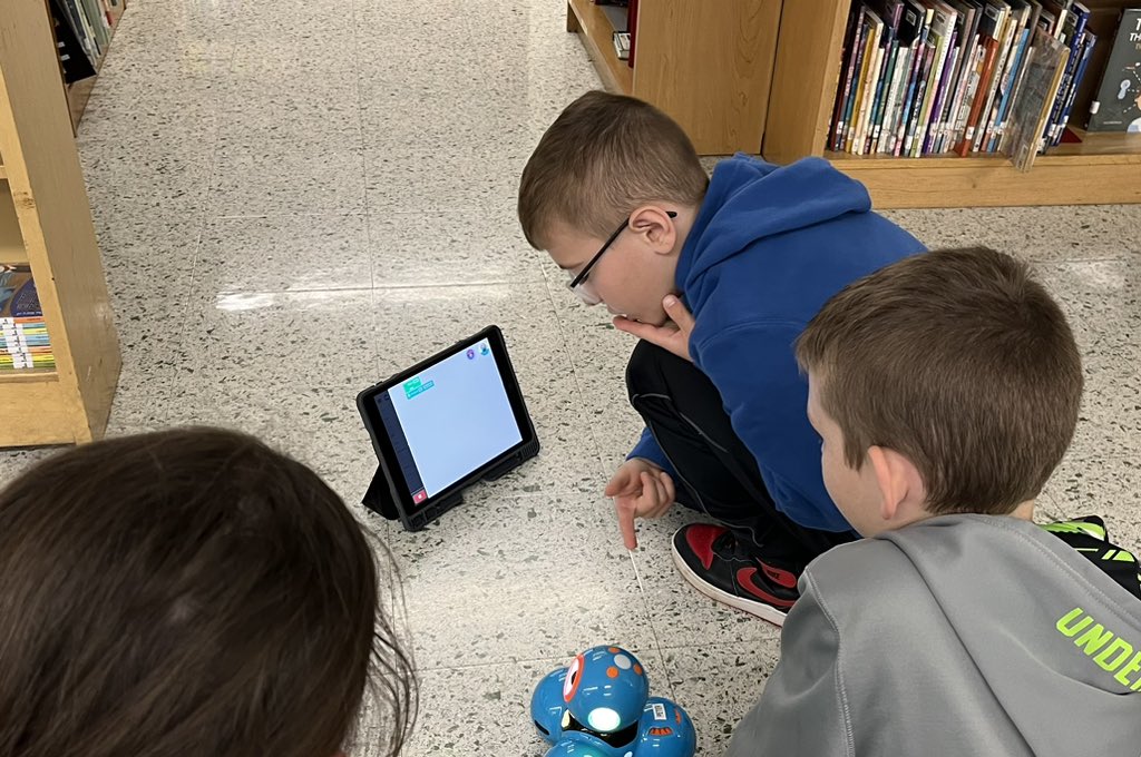 Dash is BACK! Students at Newbridge programming their Dash robots to drive certain distances!