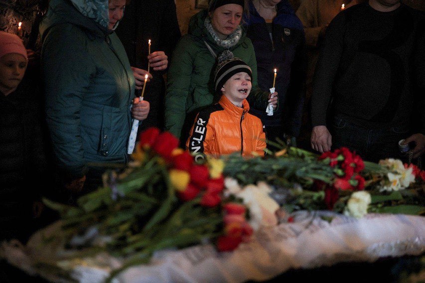 Пока Путин подписывал закон о депортации жителей оккупированой Украины и готовился к Первомаю, в Умани шестилетний Миша хоронил родных брата и сестру. Они погибли из-за российского обстрела. Всего погибло шестеро детей.

Фото: Reuters/Carlos Barria