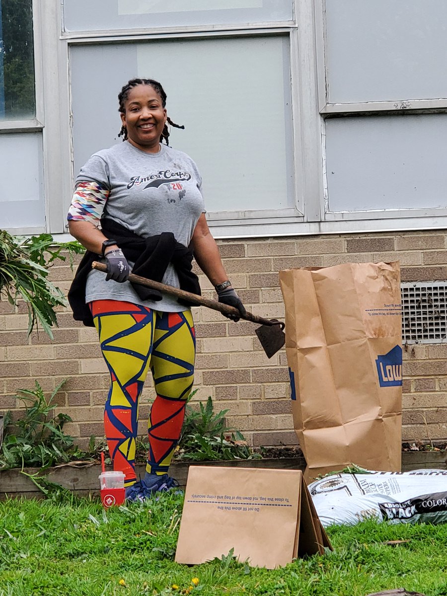 AmeriCorps members and non-AmeriCorps members take part in the beautification garden project at the EABG with students of the Hilltop community. 

💐 Global Youth Service Day 2023 💐
💗 AmeriCorps Ohio 💗

@ServeOhio @ESCCentralOhio @OHreadingcorps @ColsCitySchools