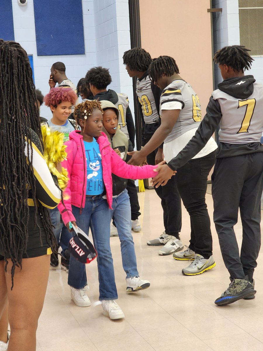 WebberEagles's tweet photo. We are Webber ready for SCReady/SCPASS! A huge thank you to the cheerleaders and football players from @DiamondHornetFB @lrhcheer #teamoneoneteam #WebberES #remembertoSOAR #LRclusterofschools https://t.co/h8Xy2cglLI